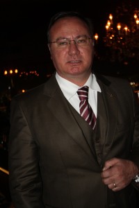 Humberto Beltramea recebendo a estaueta em nome do St. Andrews