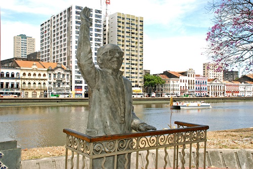 Cantor e compositor Capiba na Rua do Sol CREDITO Carlos Augusto