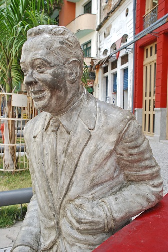 Poeta Antônio Maria na rua do Bom Jesus - Bairro do Recife CREDITO Carlos Augusto