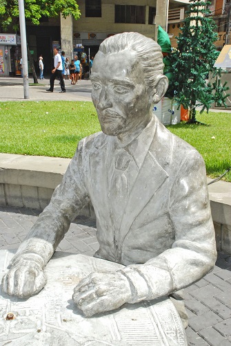 Poeta Carlos Pena Filho na Praça da Independência CREDITO Carlos Augusto