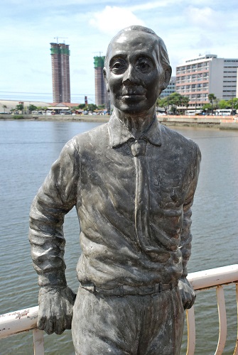 Poeta Joaquim Cardozo na ponte Maurício de Nassau CREDITO Carlos Augusto