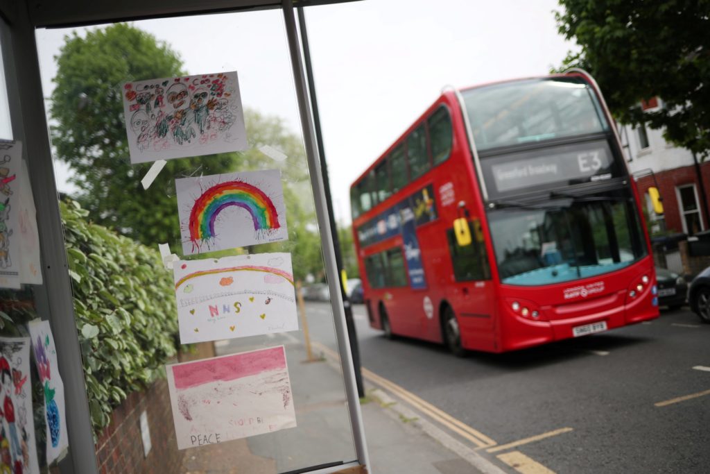 galeria-de-arte-em-ponto-de-onibus-atrai-atencao-em-londres