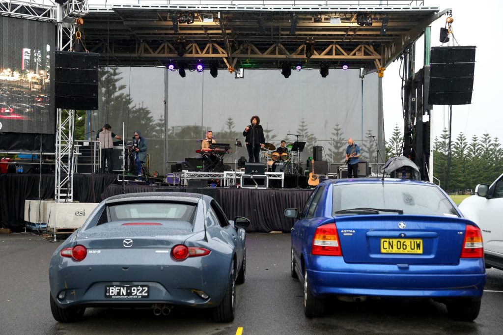 fas-de-musica-desfrutam-de-show-ao-vivo-em-drive-in-de-sydney