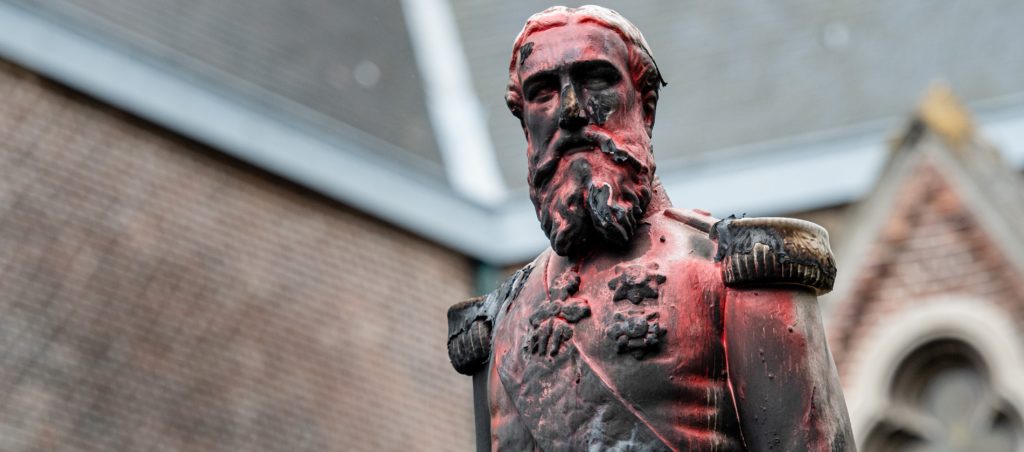 ativistas-removem-estatua-do-rei-leopoldo-2o-em-bruxelas