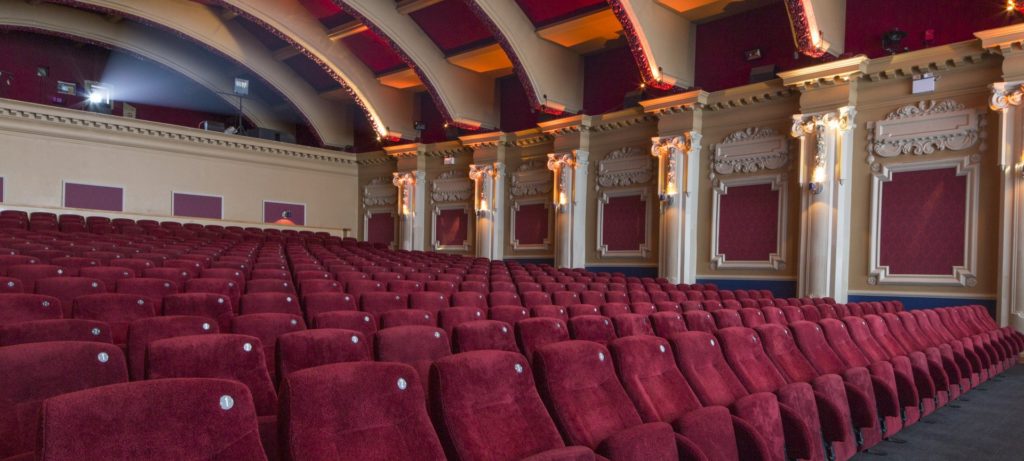 inglaterra-vai-reabrir-cinemas-museus-e-galerias-a-partir-de-4-de-julho