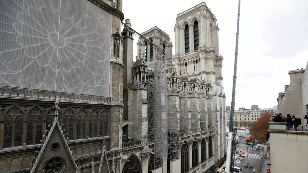 operarios-comecam-a-retirar-andaimes-da-catedral-de-notre-dame