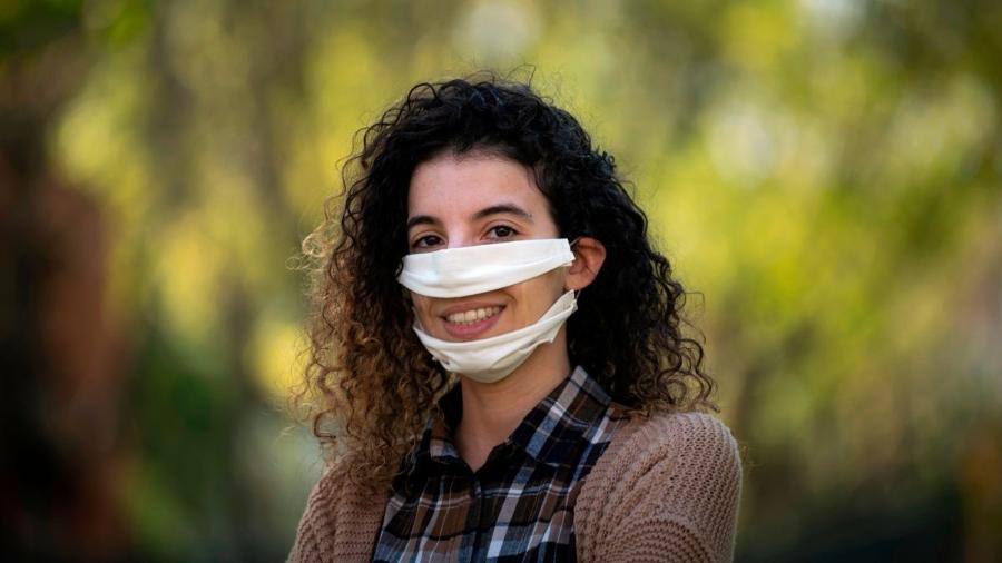 Máscara de designer francesa que deixa sorriso à mostra conquista mercado