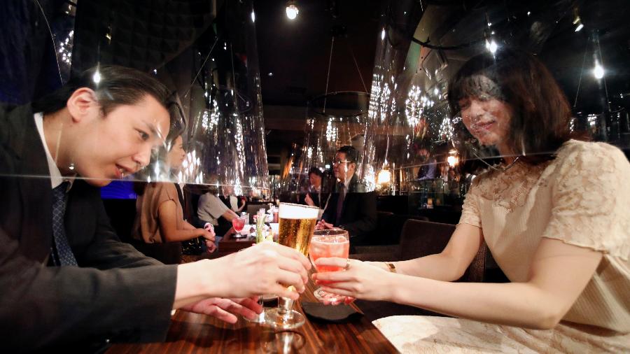 Bar de Tóquio adota barreiras em forma de aquário para atrair clientes preocupados com vírus