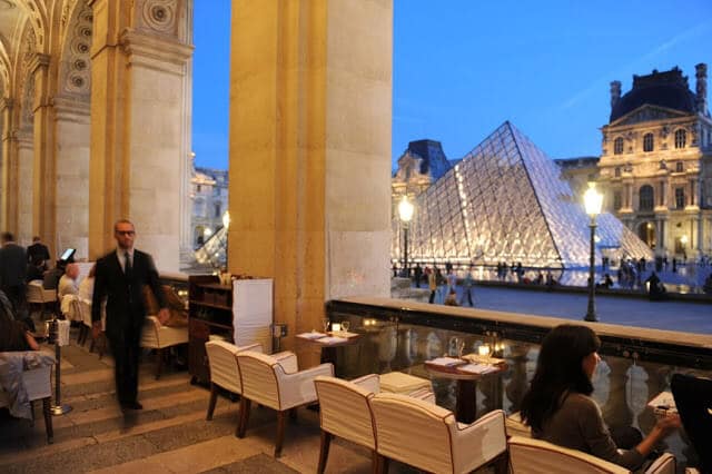 Bares de Paris fecharão novamente por causa da Covid-19