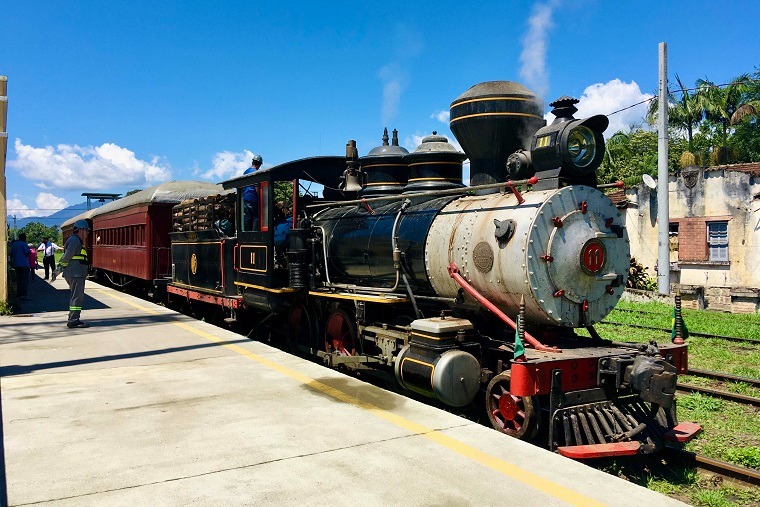 Trem turístico centenário volta a ligar cidades históricas no litoral paranaense