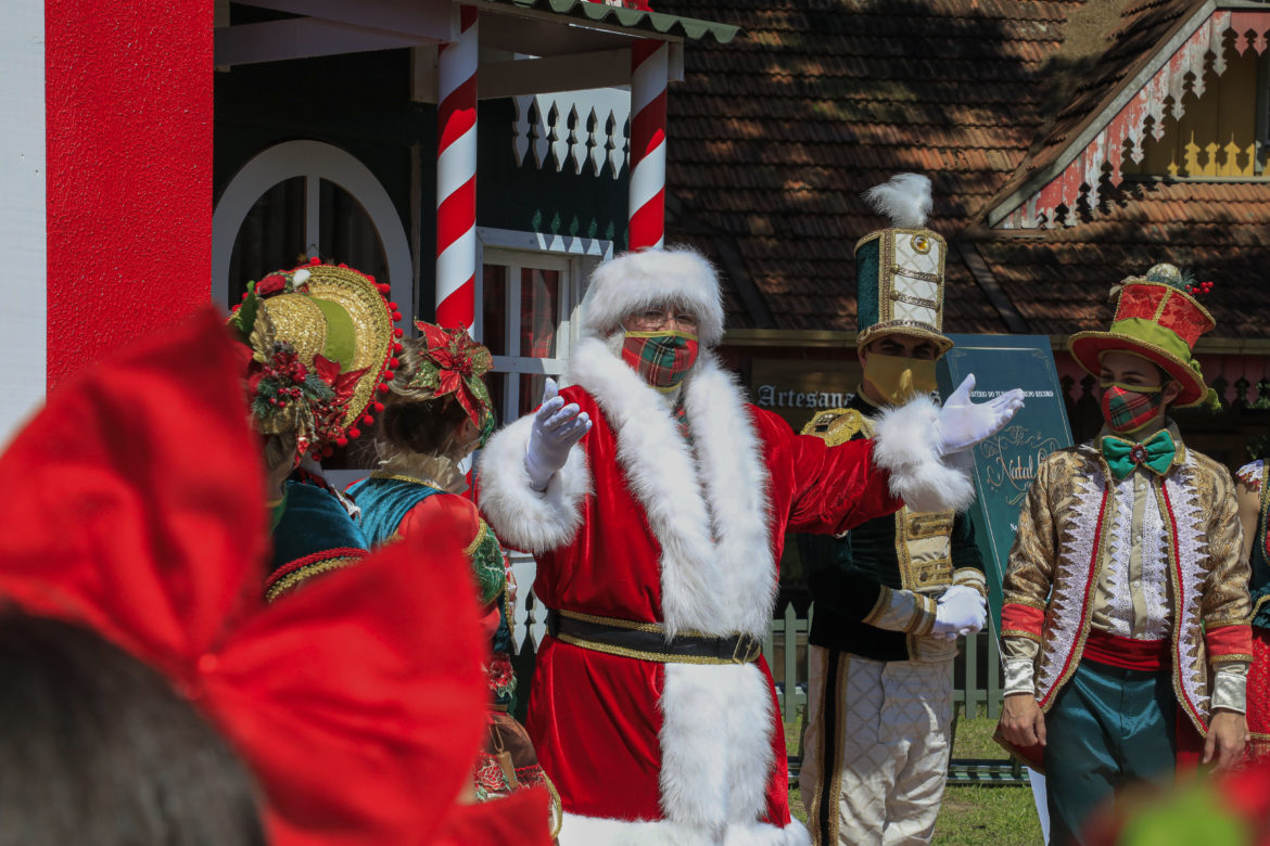 Natal Luz teve chegada do Papai Noel, Tannenbaumfest e estreia de nova atração