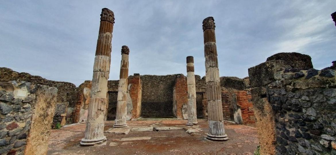 Colunas da 'Casa del Fauno' são restauradas em Pompeia, na Itália