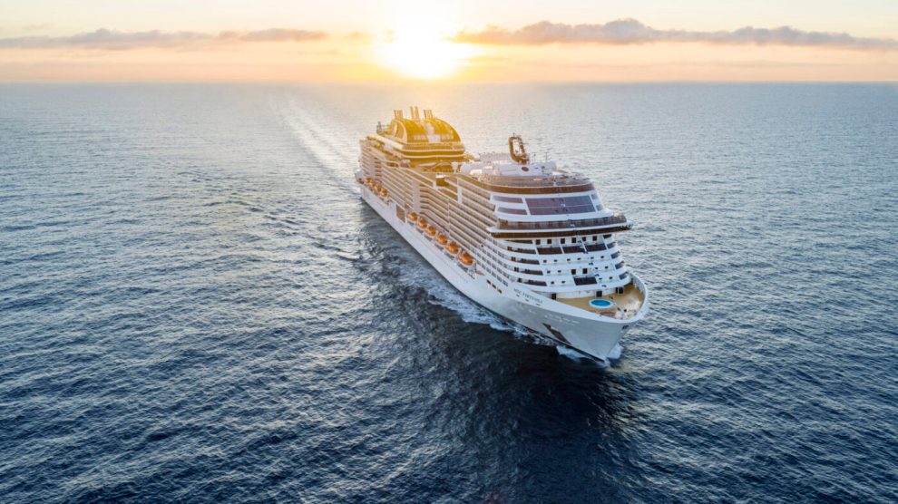 MSC Virtuosa chega a Southampton, pronto para reiniciar cruzeiros no Reino Unido
