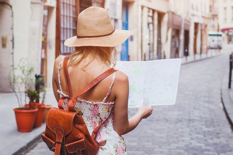 Oito em cada dez mulheres planejam viajar de forma mais simples, afirma pesquisa