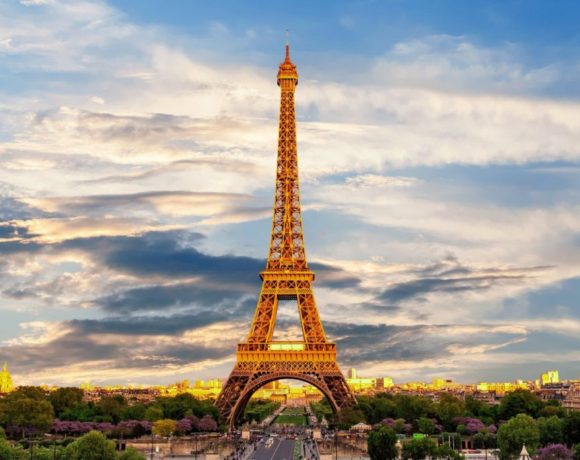 Torre Eiffel reabre após 9 meses