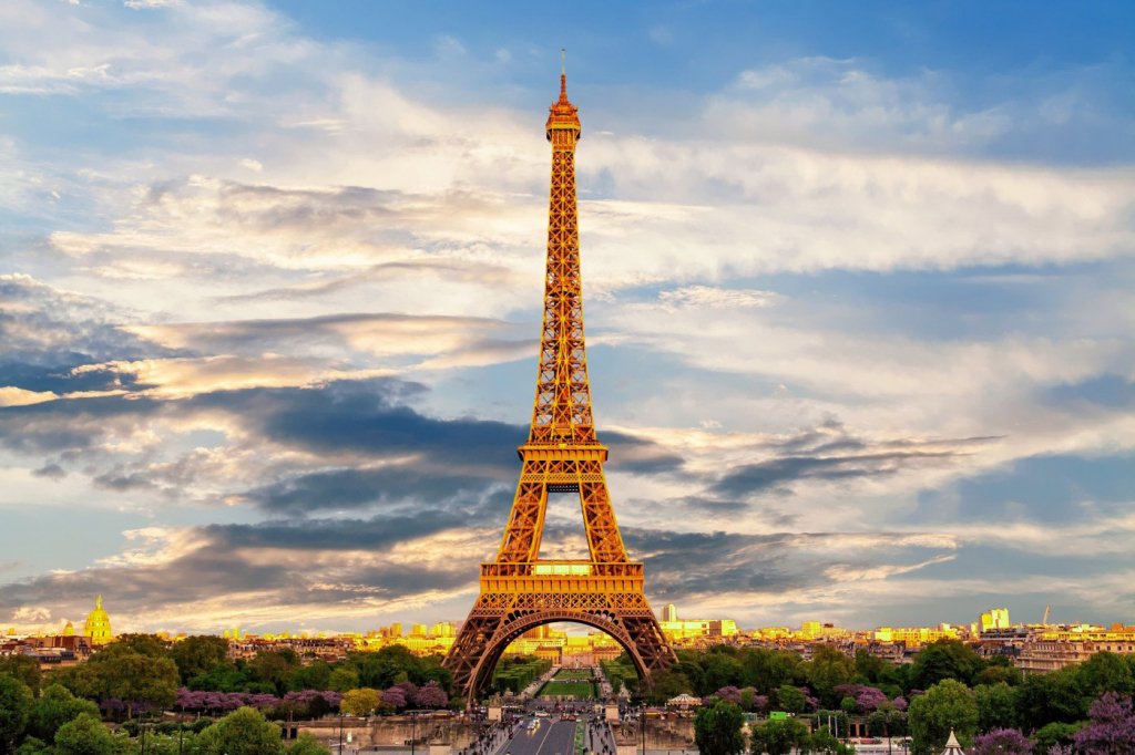 Torre Eiffel reabre após 9 meses