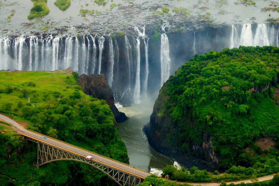 Turistas vacinados agora podem visitar as icônicas Victoria Falls