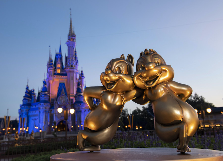 Walt Disney World recebe esculturas 'de ouro' de personagens clássicos