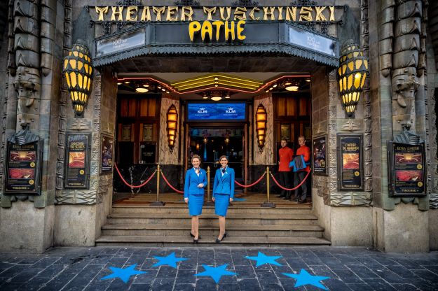 KLM revela casinha Delft Blue número 102: Teatro Tuschinski, em Amsterdã