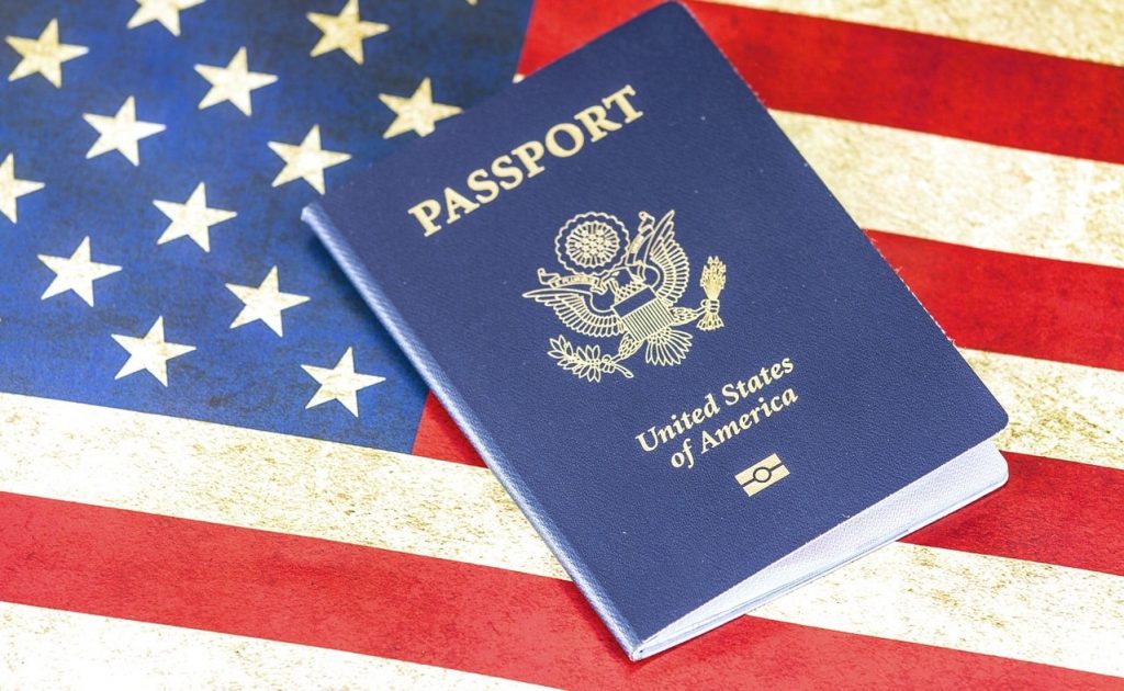 EUA emite seu primeiro passaporte com gênero neutro