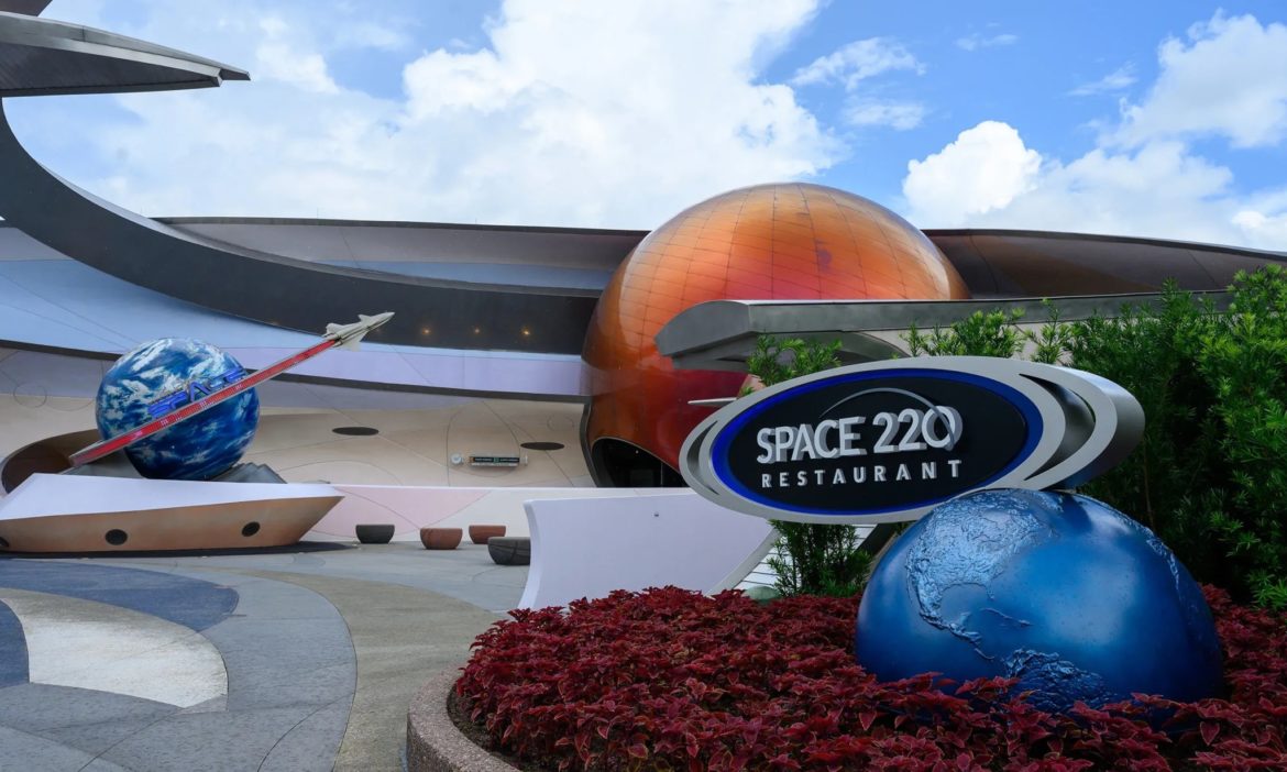 O novo restaurante com tema espacial da Disney World permite que você jante 220 milhas acima da terra