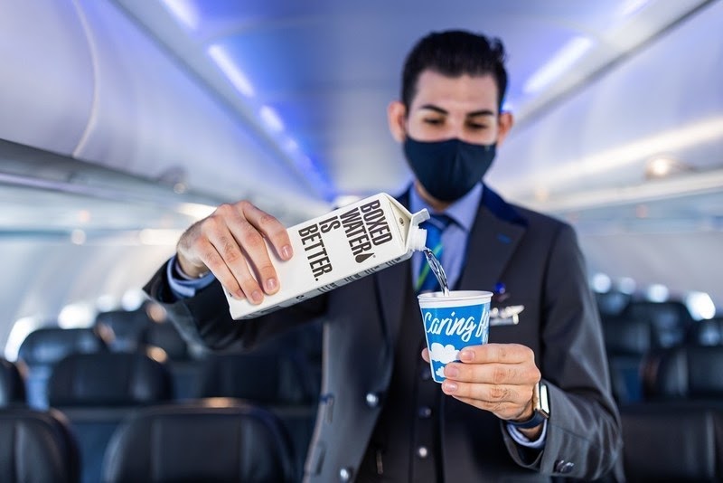 Alaska Airlines está eliminando todas as garrafas de água de plástico e copos em seus voos