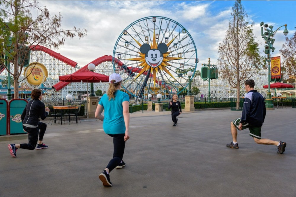 As novas aulas de treino da Disneyland levam você para dentro dos parques temáticos antes de abrirem