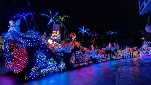 Desfile elétrico da Main Street da Disneyland retorna com novo Grand Finale