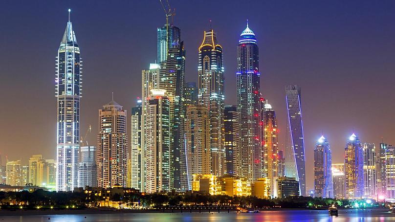 Quer dançar a noite toda? Conheça as 6 cidades que nunca dormem