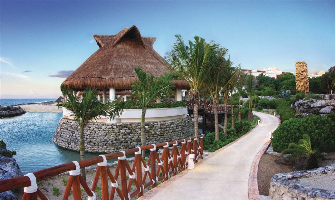 Hard Rock Hotel Riviera Maya inaugura 7ª piscina, com cabanas, em homenagem à banda Oasis