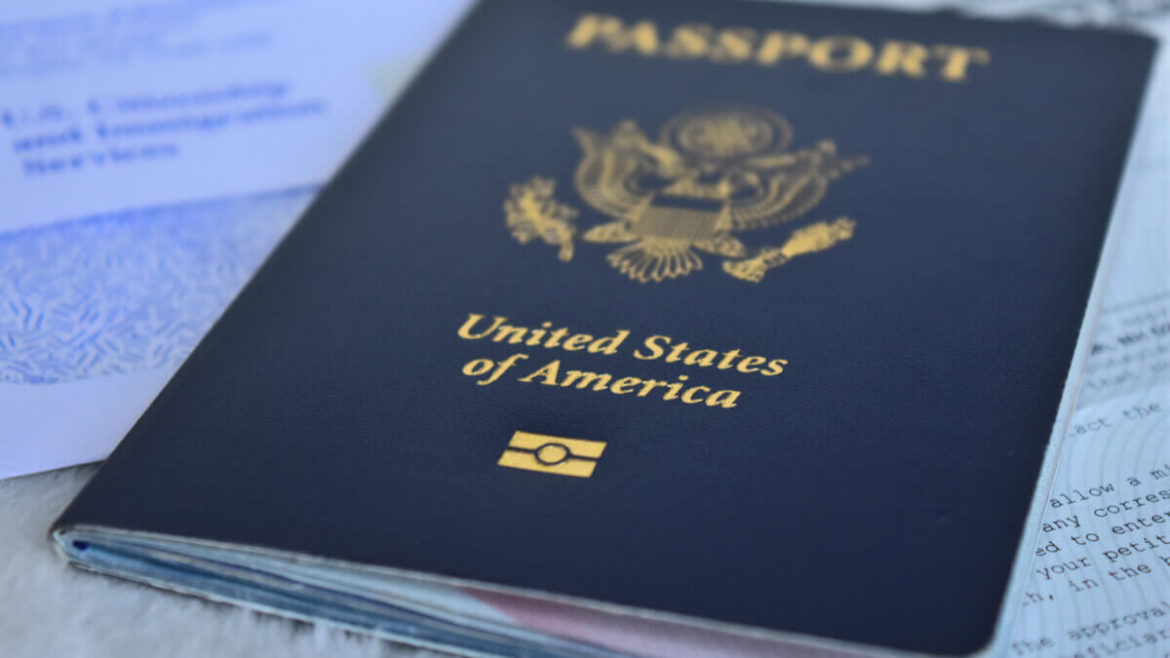 Inclusão: Viajantes dos EUA podem em breve escolher 'X' como seu gênero em passaportes