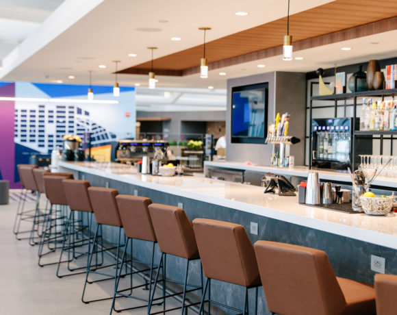 United Airlines abre seu maior lounge nos EUA com vista para NY
