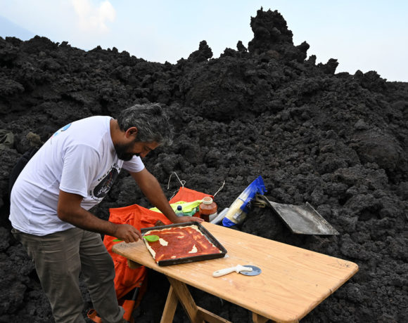 Chef serve pizza cozida com lava real no topo de um vulcão ativo na Guatemala