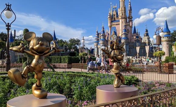 Novo pacote de viagem da Disney leva os hóspedes a todos os 12 parques temáticos ao redor do mundo