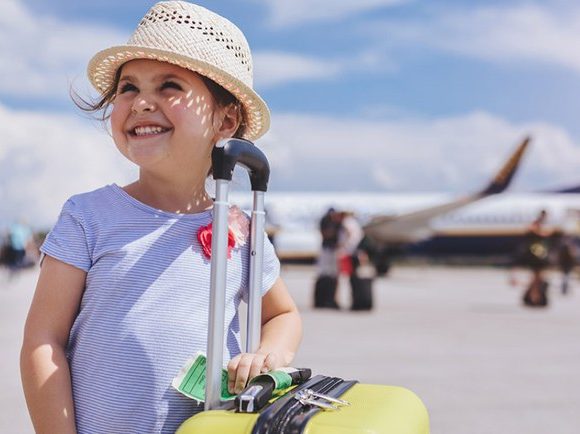 Vai viajar com criança? Saiba os cuidados que devem ser tomados na hora do embarque