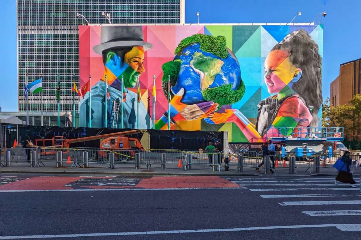 Eduardo Kobra inaugura mural em fachada da ONU, em Nova York