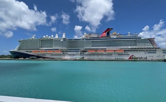 Carnival Cruise Line implementa toque de recolher para menores