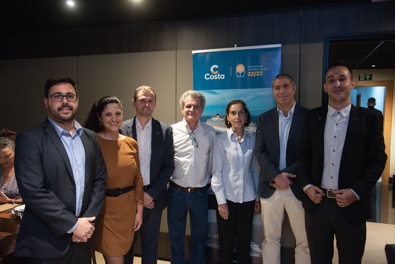 Costa Cruzeiros destaca condições especiais e novidades em jantar para 70 agentes de viagens de Ribeirão Preto e região