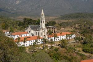 Curiosidade: pedra em que Dom Pedro II teria escorregado é preservada no Santuário do Caraça
