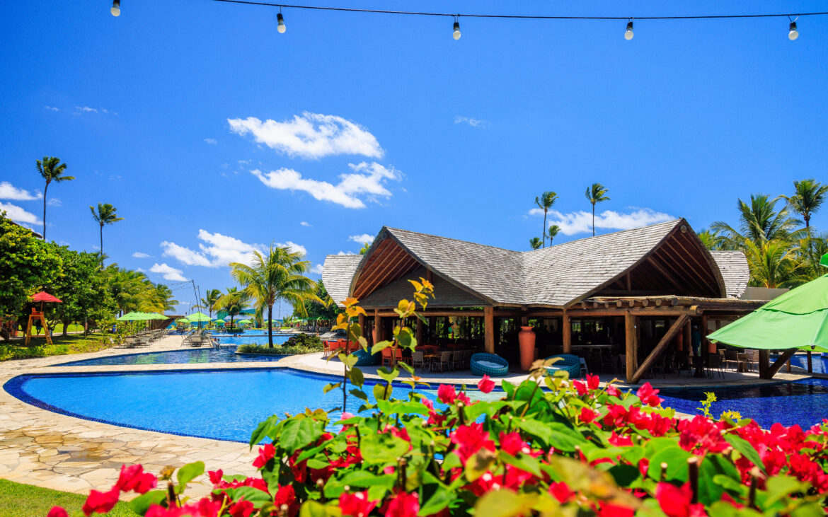 As águas quentes e claras de Porto de Galinhas aguardam você no Vivá Resort